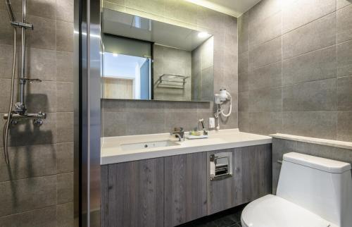 Koupelna v ubytování Thira Hotel