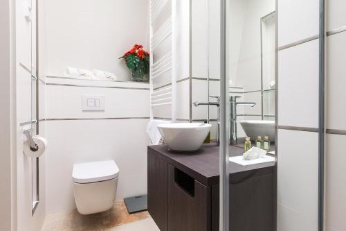 a bathroom with a sink and a toilet and a mirror at Ringelnatz Inselhotel in Malchow