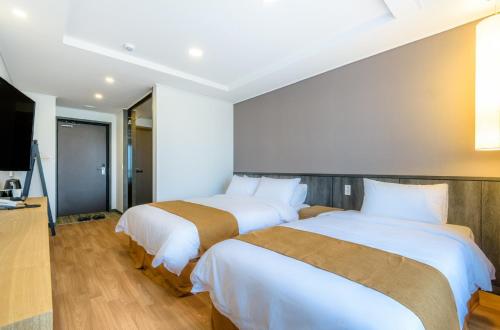 Postel nebo postele na pokoji v ubytování Thira Hotel