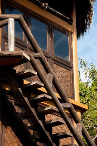 a window on the side of a building at El Alquimista Yoga Spa in Zipolite