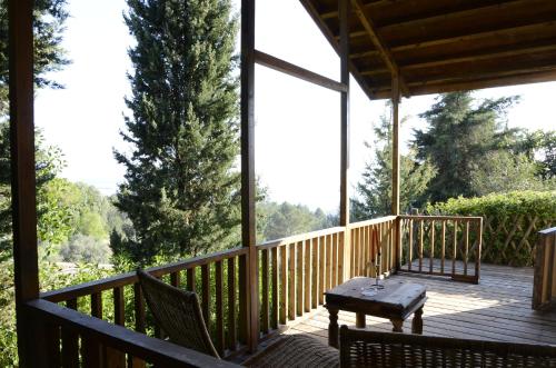 une terrasse couverte en bois avec une table et des chaises. dans l'établissement Ha Mar ao Luar, à Setúbal