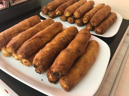 trois assiettes de nourriture posées sur une table dans l'établissement Family Hotel Avenue , à Kiten