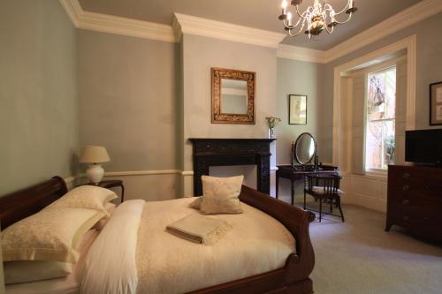 Llit o llits en una habitació de The Dower House Apartments