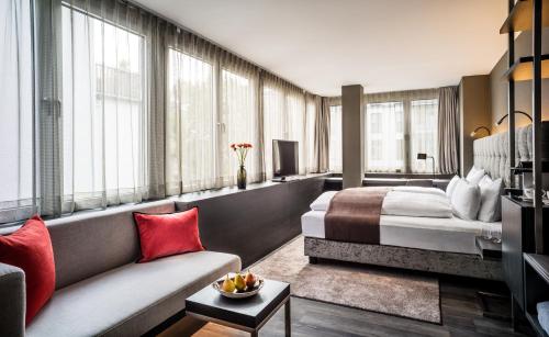 Säng eller sängar i ett rum på SAKS Urban Design Hotel Frankfurt
