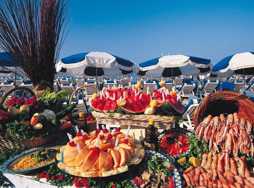 un buffet de fruits et légumes sur une table dans l'établissement Le Minerve, à Cannes