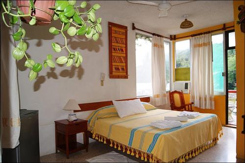 Un pat sau paturi într-o cameră la Hotel La Cabaña