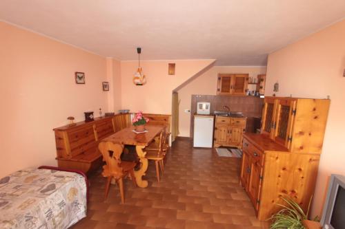 ボルミオにあるApartment Da Renzaの木製テーブル付きのキッチン、テーブル席付きのキッチン