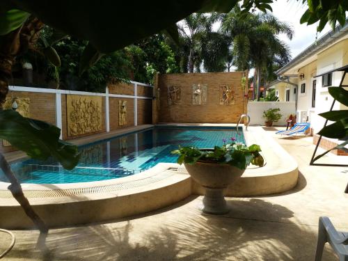Piscina de la sau aproape de Baan Chockchai 3