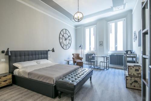 - une chambre avec un grand lit et une chaise dans l'établissement Steam House Room & Breakfast, à Bologne