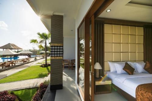 Semabu Hills Hotel Nusa Penida في نوسا بينيدا: غرفة نوم مع سرير وإطلالة على المحيط