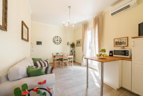 uma sala de estar com um sofá e uma mesa em Tivoli Charming Houses - Domus Aefula and Domus Albula em Tivoli