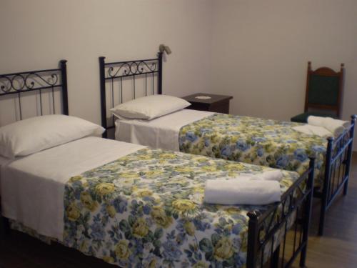 2 Betten in einem Hotelzimmer mit 2 Betten in der Unterkunft Agriturismo Casale Sera in Fontana Liri