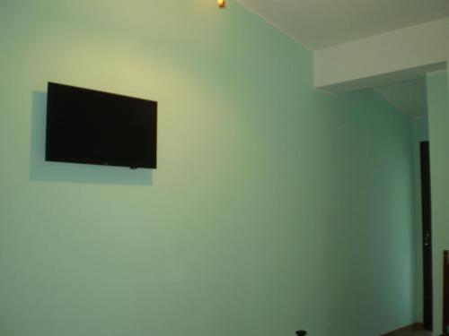 a flat screen tv hanging on a white wall at Agriturismo Casale Sera in Fontana Liri