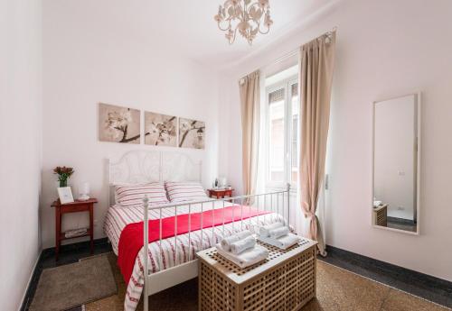 Habitación blanca con cama y espejo en Tivoli Charming Houses - Domus Aefula and Domus Albula, en Tívoli