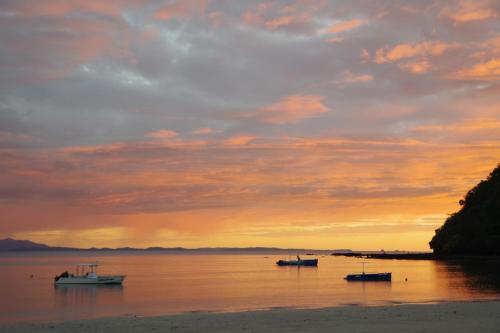 MadirokelyVilla Valiha Boutique Hotel的日落时分在水面上的小船