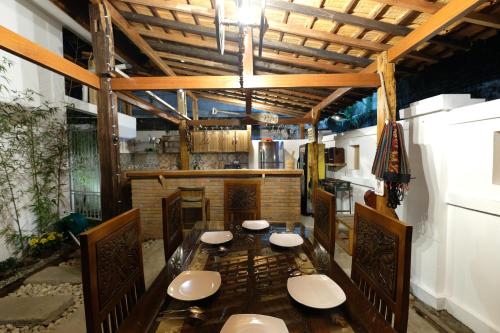 uma sala de jantar com uma mesa e quatro cadeiras em Wood Stone em Yogyakarta