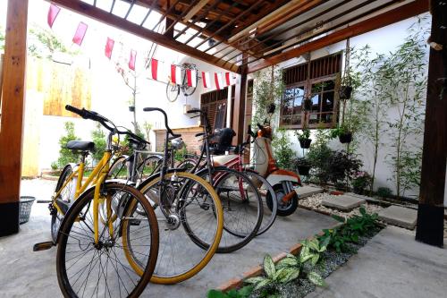 ジョグジャカルタにあるWood Stoneの建物の前に駐車された自転車の群れ