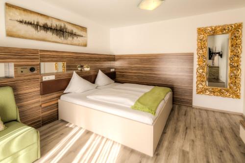 Postel nebo postele na pokoji v ubytování Hotel Weidenhof
