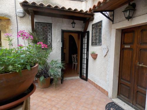 una entrada a una casa con una puerta y plantas en Casa al Trevio, en Tívoli