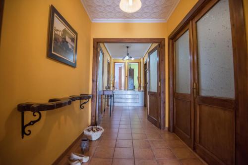 盧安科的住宿－Maria la Carbayeda，黄色墙壁房子的走廊