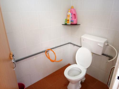 - une salle de bains avec des toilettes blanches dans une cabine dans l'établissement Homestay AZMI ZITA, à Kuala Terengganu