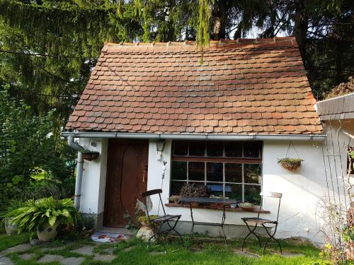 una pequeña casa blanca con techo rojo en Wohnen im Hühnerhaus, en Thale