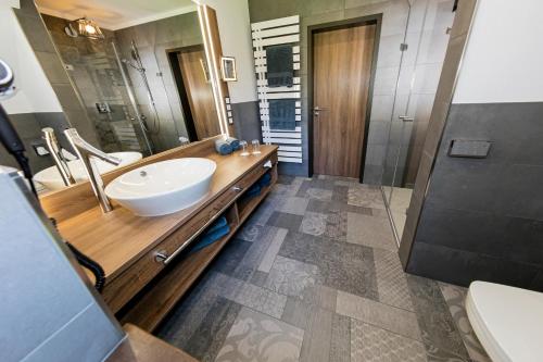 een badkamer met een wastafel en een spiegel bij Landhotel Repetal in Attendorn