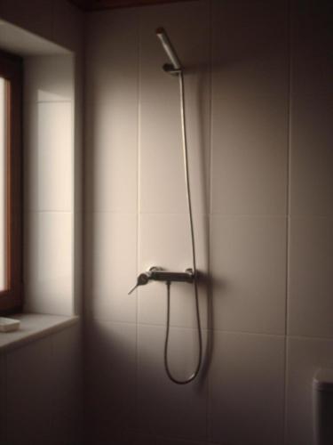 um chuveiro no canto de uma casa de banho em Quinta da Bunheira em Rogil