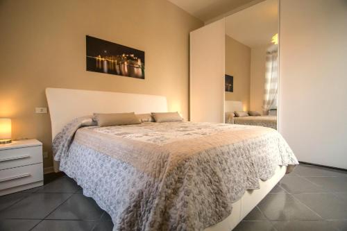 ラ・スペツィアにあるAriadimare 5 terreのベッドルーム(大型ベッド1台、鏡付)