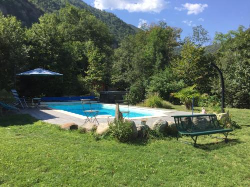 une piscine dans la cour d'une maison dans l'établissement Las Aires, à Casteil