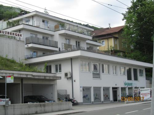 um edifício branco ao lado de uma rua em Markus Doppler em Salzburgo