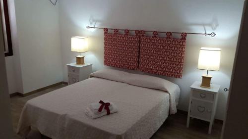 ポルト・トッレスにあるCamere Vacanze Acqua Chiaraのベッドルーム1室(白いベッド1台、赤いヘッドボード付)