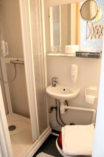 Bilik mandi di Hotel Alexander
