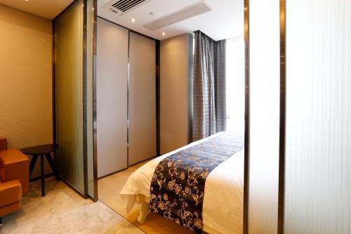 Katil atau katil-katil dalam bilik di Boman Holiday Apartment Beijing Road Jie Deng Du Hui Branch - Free shuttle to Canton Fair