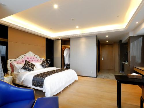 Katil atau katil-katil dalam bilik di Boman Holiday Apartment Beijing Road Jie Deng Du Hui Branch - Free shuttle to Canton Fair
