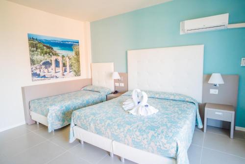 a hotel room with two beds in a room at Hotel Holiday in Sirmione