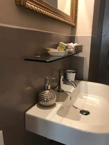 バーニ・サン・フィリッポにあるBBBagniのバスルーム(白い洗面台、鏡付)