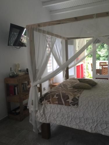 Postel nebo postele na pokoji v ubytování Les Gîtes de CASITA By kreyol animal