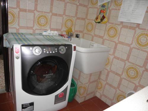 パルティニーコにあるDellangelo Casa Vacanzeのバスルーム(洗濯機、トイレ付)