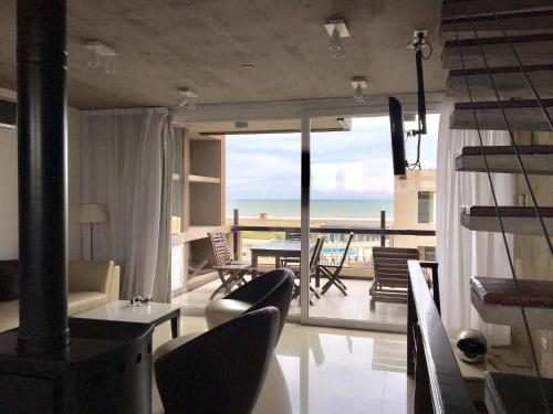 sala de estar con vistas al océano en Linda Bay 205 en Mar de las Pampas