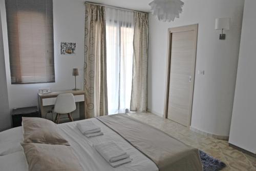 カンポフェリーチェ・ディ・ロッチェッラにあるCasaLeoのベッドルーム1室(ベッド1台、デスク、窓付)