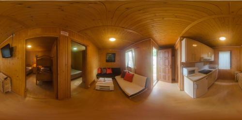 Camping Playa de Ajo في آجو: غرفة معيشة مع أريكة في منزل صغير