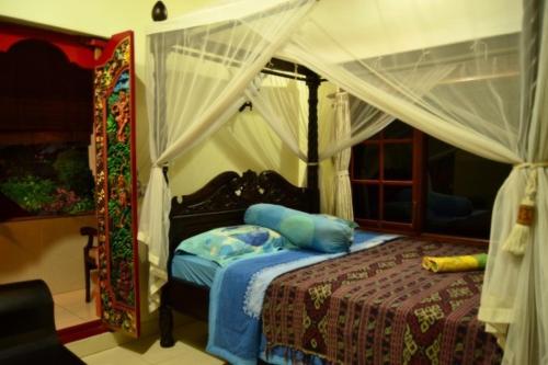 A bed or beds in a room at Nyoman Murjana Homestay