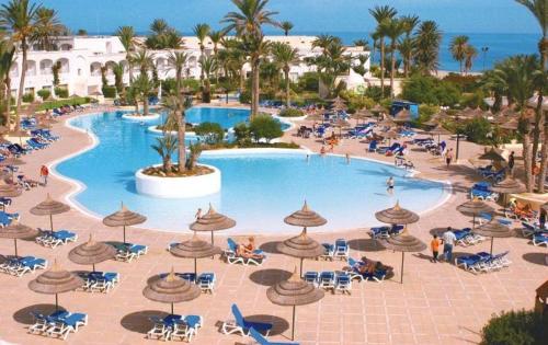 A view of the pool at Zephir Hôtel & Spa or nearby