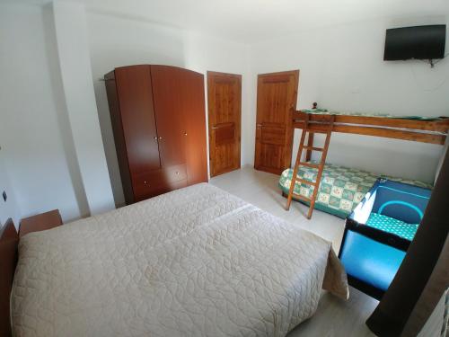 1 dormitorio con 1 cama, vestidor y TV en Agriturismo Bastià en Corio