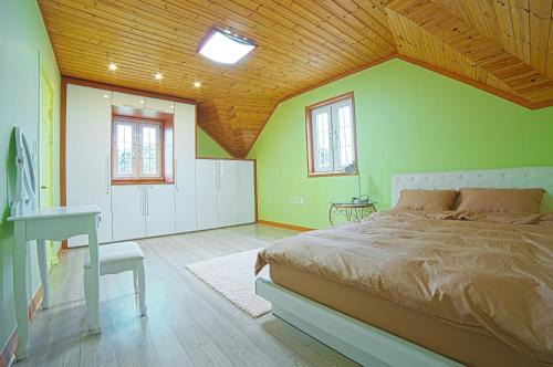 Ένα ή περισσότερα κρεβάτια σε δωμάτιο στο Namhae Frankfurt Pension