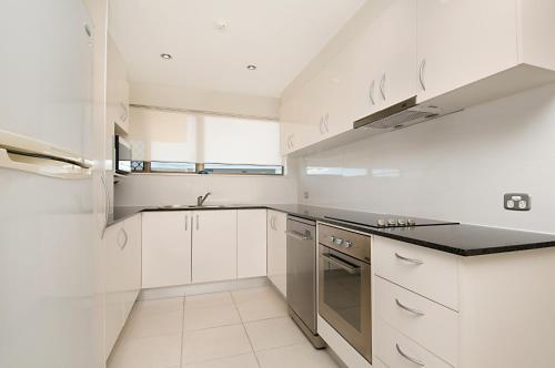 A kitchen or kitchenette at Northcliffe Apartments