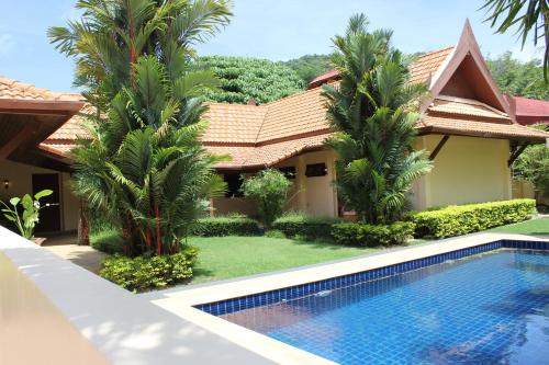 Kolam renang di atau dekat dengan Villa Pimlada