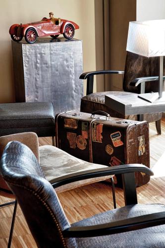 a room with chairs and a toy car on a table at Alter Hotel in Barge