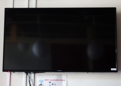 a flat screen tv sitting on top of a table at Izu no Ie UNO in Ito